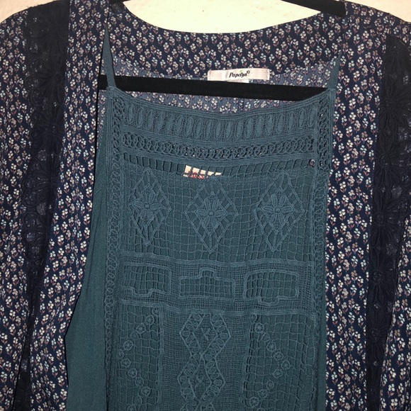 A turquoise tank top - Picture 3 of 6